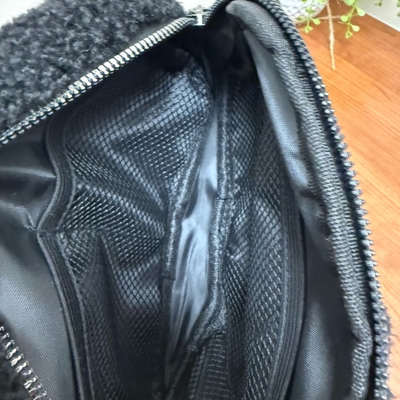 Black Sherpa Sling Bag - Picture 4 of 5